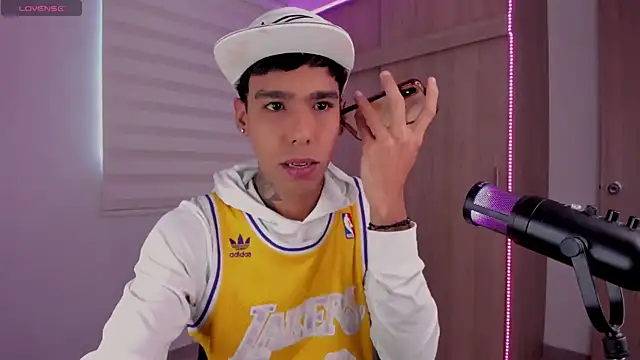 Snapshot of aldrinwhite chatting on January 2025 02:18:01 PM aldrinwhite online show from January 2025 02:18:01 PM