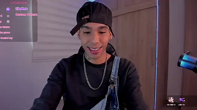 Snapshot of aldrinwhite chatting on January 2025 02:56:02 PM aldrinwhite online show from January 2025 02:56:02 PM