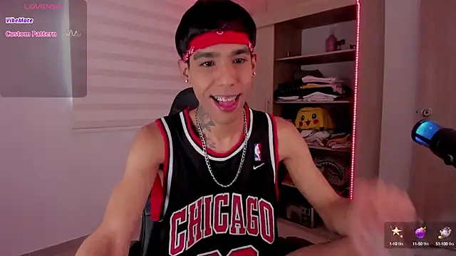 Snapshot of aldrinwhite chatting on February 2025 02:45:01 PM aldrinwhite online show from February 2025 02:45:01 PM