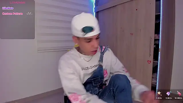 Snapshot of aldrinwhite chatting on March 2025 10:39:02 AM aldrinwhite online show from March 2025 10:39:02 AM