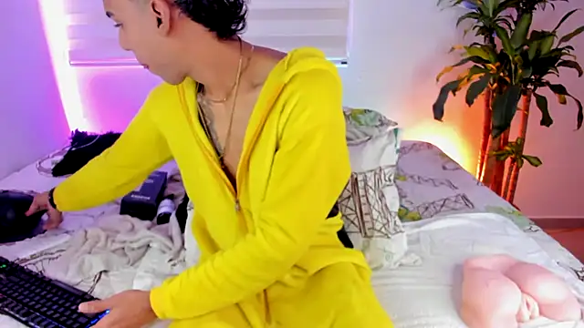 Snapshot of aldrinwhite chatting on October 2025 04:59:02 PM aldrinwhite online show from October 2025 04:59:02 PM