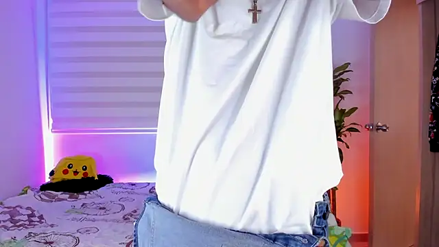 Snapshot of aldrinwhite chatting on October 2025 04:39:01 PM aldrinwhite online show from October 2025 04:39:01 PM