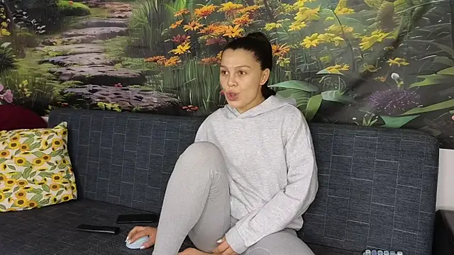 Snapshot of MadameDeFeu chatting on October 2025 11:41:02 AM MadameDeFeu online show from October 2025 11:41:02 AM