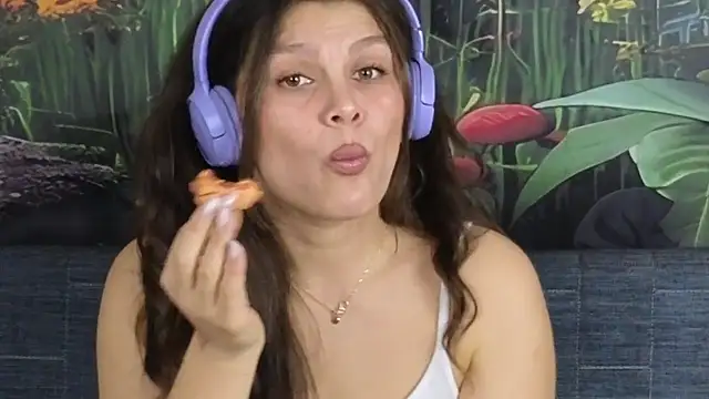 Snapshot of MadameDeFeu chatting on November 2025 02:16:01 PM MadameDeFeu online show from November 2025 02:16:01 PM