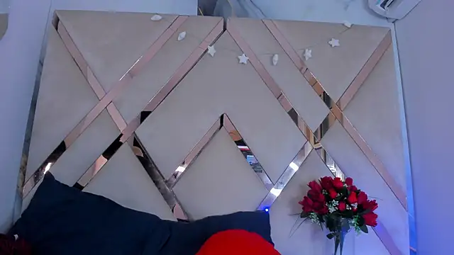 ninaht online show from November 2025 09:04:01 PM