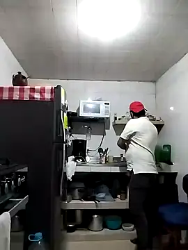 Snapshot of RogueTraveler chatting on January 2025 12:38:01 AM RogueTraveler online show from January 2025 12:38:01 AM