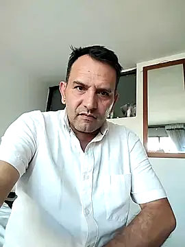 Snapshot of RogueTraveler chatting on January 2025 09:22:01 PM RogueTraveler online show from January 2025 09:22:01 PM