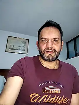 Snapshot of RogueTraveler chatting on February 2025 01:23:02 AM RogueTraveler online show from February 2025 01:23:02 AM