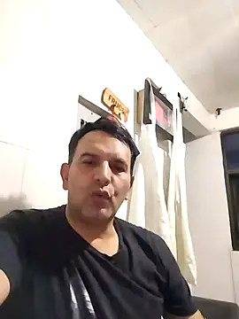 Snapshot of RogueTraveler chatting on March 2025 02:25:02 AM RogueTraveler online show from March 2025 02:25:02 AM