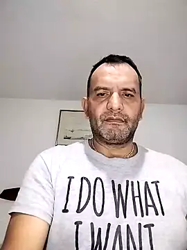 Snapshot of RogueTraveler chatting on September 2025 04:25:02 AM RogueTraveler online show from September 2025 04:25:02 AM