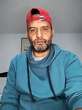 Snapshot of RogueTraveler chatting on October 2025 03:01:02 AM RogueTraveler online show from October 2025 03:01:02 AM