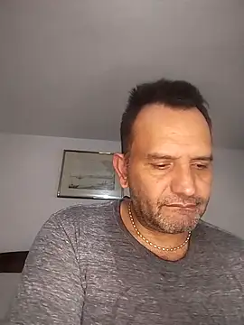 Snapshot of RogueTraveler chatting on October 2025 03:50:01 AM RogueTraveler online show from October 2025 03:50:01 AM