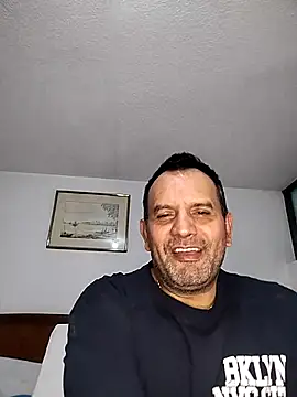 Snapshot of RogueTraveler chatting on October 2025 02:48:02 AM RogueTraveler online show from October 2025 02:48:02 AM