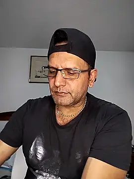 Snapshot of RogueTraveler chatting on October 2025 04:02:01 AM RogueTraveler online show from October 2025 04:02:01 AM