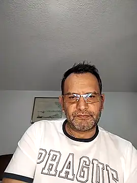 Snapshot of RogueTraveler chatting on November 2025 02:57:01 AM RogueTraveler online show from November 2025 02:57:01 AM