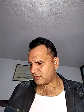 Snapshot of RogueTraveler chatting on November 2025 03:17:01 AM RogueTraveler online show from November 2025 03:17:01 AM