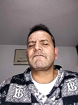 Snapshot of RogueTraveler chatting on November 2025 04:11:02 AM RogueTraveler online show from November 2025 04:11:02 AM