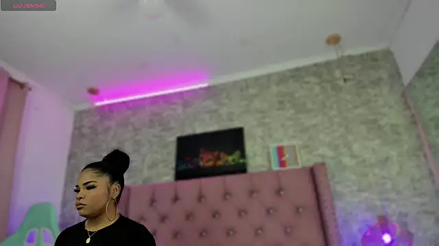NahiaraReina online show from December 2024 01:06:01 PM