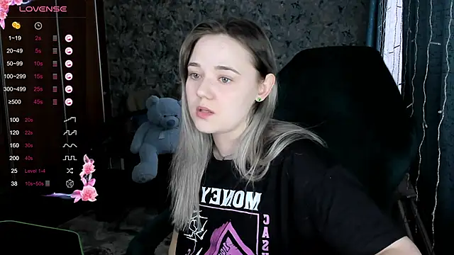 Snapshot of Your_small_bunny chatting on December 2024 06:22:02 AM Your small bunny online show from December 2024 06:22:02 AM