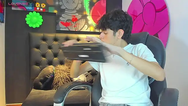 Snapshot of KLAUS_SUNRISE_XX chatting on October 2025 05:04:02 AM KLAUS SUNRISE XX online show from October 2025 05:04:02 AM