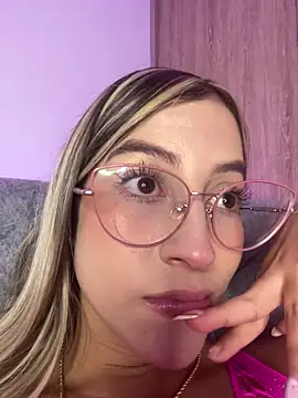 Issabela G1 online show from October 2025 11:49:02 PM