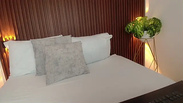 Snapshot of lindaa_natashaa chatting on December 2024 03:14:01 PM lindaa natashaa online show from December 2024 03:14:01 PM