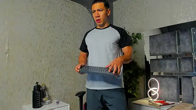 Snapshot of marc_ginale chatting on October 2025 02:48:02 PM marc ginale online show from October 2025 02:48:02 PM