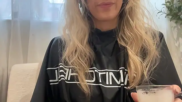 Snapshot of mollywilde chatting on November 2025 10:58:01 AM mollywilde online show from November 2025 10:58:01 AM