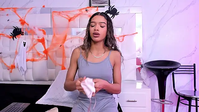 BritneyCollins online show from October 2025 02:28:01 PM