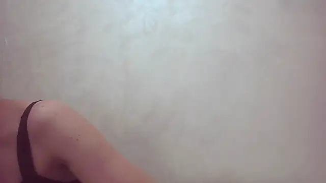 Snapshot of CaitlinaJayne23 chatting on October 2025 04:00:02 AM CaitlinaJayne23 online show from October 2025 04:00:02 AM