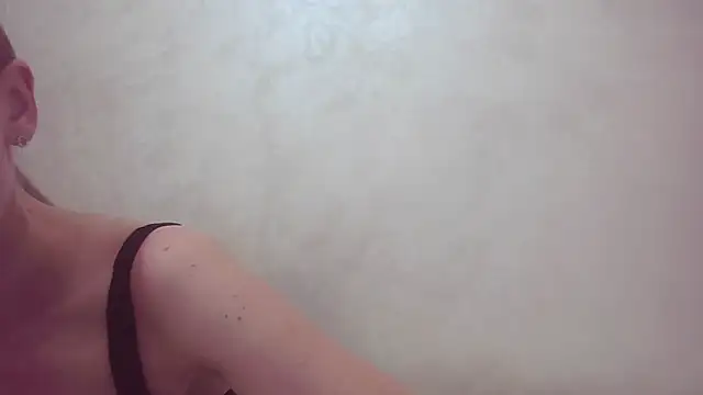 Snapshot of CaitlinaJayne23 chatting on October 2025 04:42:01 AM CaitlinaJayne23 online show from October 2025 04:42:01 AM