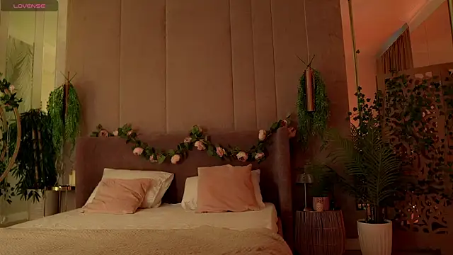 Smiley Mia online show from October 2025 05:06:01 AM