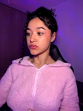 Crystal Dluna online show from September 2025 02:33:02 PM