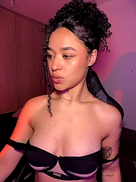 Crystal Dluna online show from November 2025 05:01:02 PM