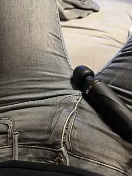 Snapshot of Ana-05 chatting on October 2025 06:09:01 PM Ana-05 online show from October 2025 06:09:01 PM