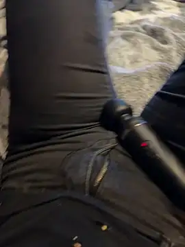 Snapshot of Ana-05 chatting on November 2025 06:24:02 PM Ana-05 online show from November 2025 06:24:02 PM