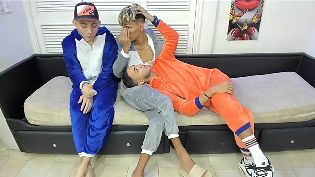 Snapshot of StrawwBoys chatting on December 2024 05:39:02 AM StrawwBoys online show from December 2024 05:39:02 AM