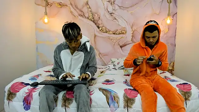 Snapshot of StrawwBoys chatting on December 2024 07:58:01 AM StrawwBoys online show from December 2024 07:58:01 AM