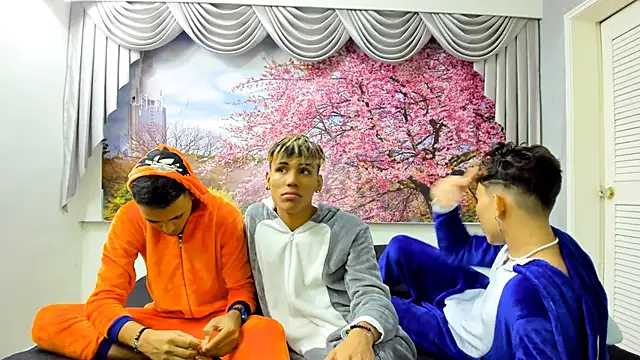 Snapshot of StrawwBoys chatting on December 2024 08:36:01 AM StrawwBoys online show from December 2024 08:36:01 AM