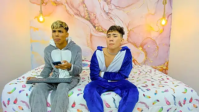 Snapshot of StrawwBoys chatting on December 2024 08:02:02 AM StrawwBoys online show from December 2024 08:02:02 AM