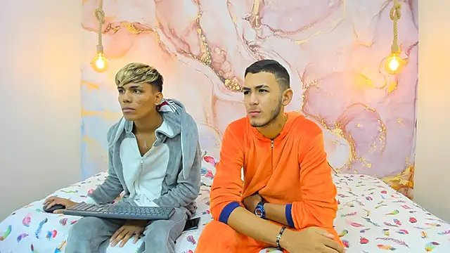 Snapshot of StrawwBoys chatting on December 2024 11:12:01 AM StrawwBoys online show from December 2024 11:12:01 AM