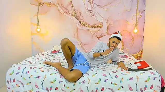 Snapshot of StrawwBoys chatting on December 2024 11:07:02 PM StrawwBoys online show from December 2024 11:07:02 PM