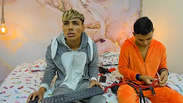 Snapshot of StrawwBoys chatting on December 2024 10:24:01 AM StrawwBoys online show from December 2024 10:24:01 AM