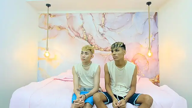 Snapshot of StrawwBoys chatting on December 2024 01:54:02 PM StrawwBoys online show from December 2024 01:54:02 PM