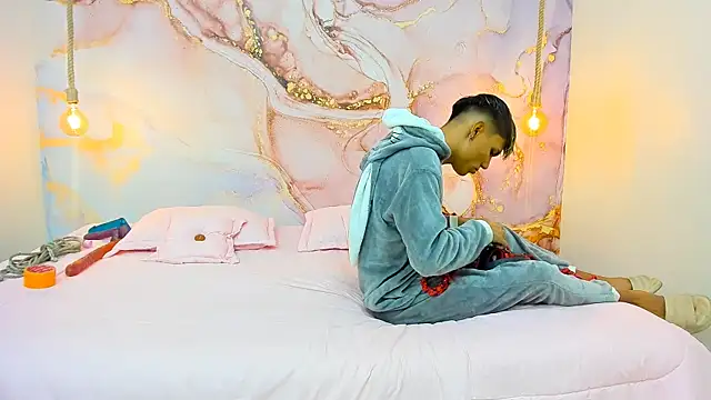 Snapshot of StrawwBoys chatting on December 2024 10:55:02 AM StrawwBoys online show from December 2024 10:55:02 AM