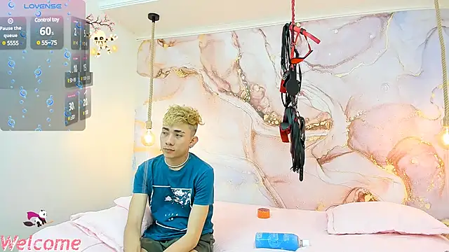 Snapshot of StrawwBoys chatting on December 2024 11:53:02 PM StrawwBoys online show from December 2024 11:53:02 PM