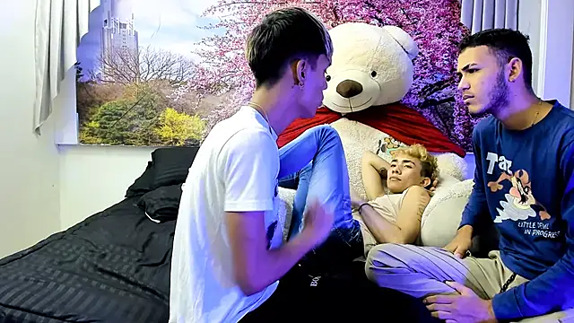 Snapshot of StrawwBoys chatting on January 2025 10:41:02 PM StrawwBoys online show from January 2025 10:41:02 PM