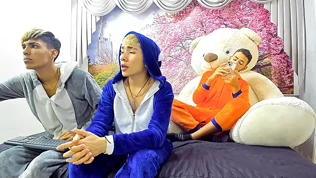 Snapshot of StrawwBoys chatting on January 2025 08:15:02 AM StrawwBoys online show from January 2025 08:15:02 AM