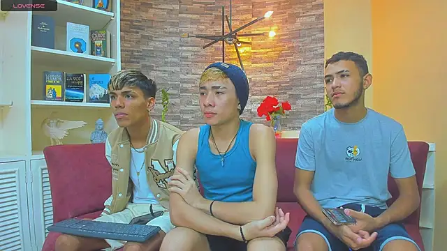 Snapshot of StrawwBoys chatting on January 2025 08:09:02 AM StrawwBoys online show from January 2025 08:09:02 AM