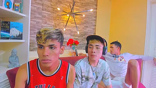 Snapshot of StrawwBoys chatting on January 2025 08:09:01 AM StrawwBoys online show from January 2025 08:09:01 AM